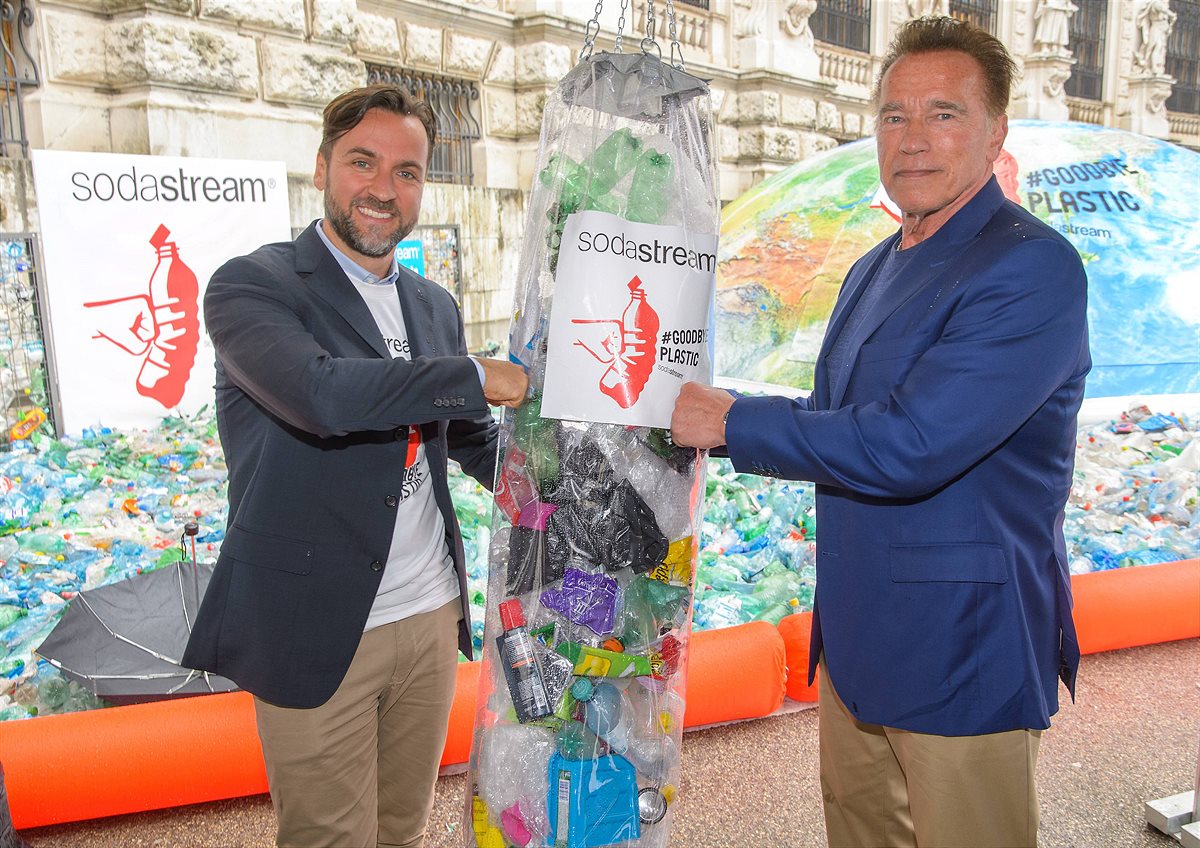 Ferdinand Barckhahn, SodaStream Geschäftsführer D-A-CH mit Arnold Schwarzenegger vor der Sunken World