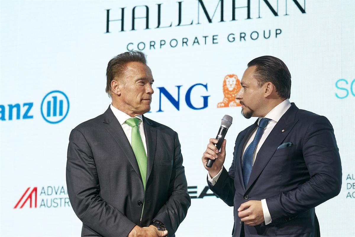 Klemens Hallmann und Arnold Schwarzenegger beim R20 AUSTRIAN WORLD SUMMIT