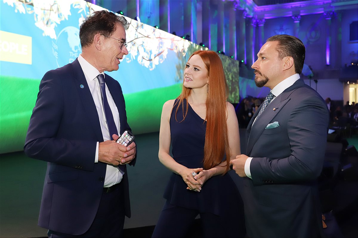 AUSTRIAN WORLD SUMMIT: Arnold Schwarzenegger zeichnet Klemens Hallmann als „Climate Action Hero“ aus