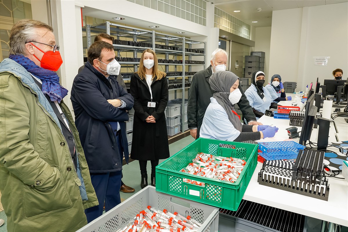 Bayerns Gesundheitsminister Holetschek besucht Lifebrain-Labor