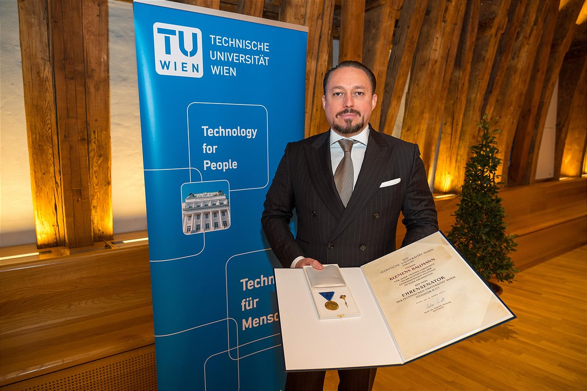Klemens Hallmann bei der feierlichen Auszeichnung zum Ehrensenator im Kuppelsaal der TU Wien