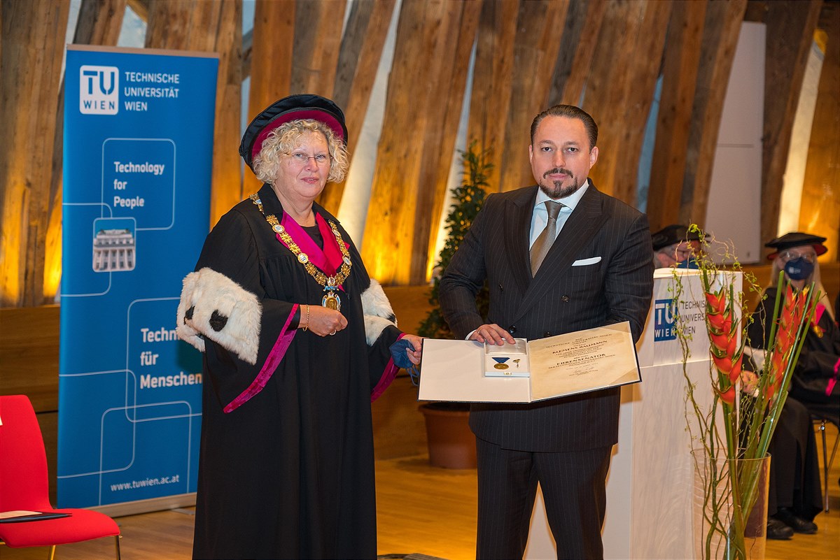 Die Rektorin der TU Wien Sabine Seidler und Klemens Hallmann bei der feierlichen Auszeichnung