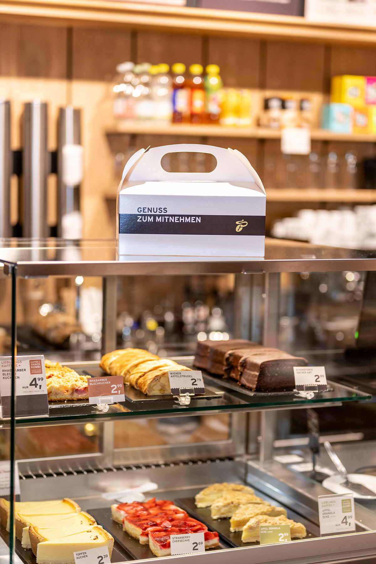 Kuchen, Croissants und Kekse: Seit August 2022 sind die Überraschungsboxen in 110 Tchibo Standorten erhältlich