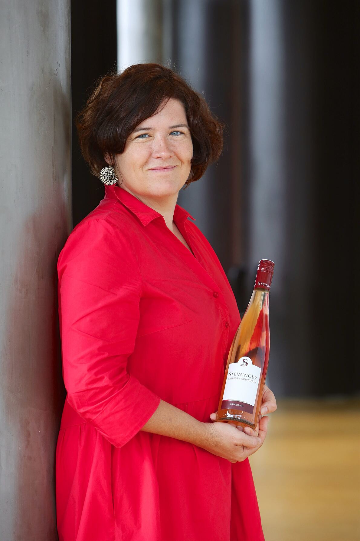 BU: Eva Steininger im Portrait mit einem ihrer Top-Roséweine. 